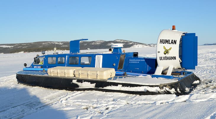 Svävaren Humlan har lagt till på isen utanför Köpmanholmens färjeläge.