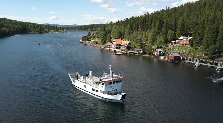 Ulvöbåten M/F Ulvön glider fram inne i Ulvösundet och är på väg att lägga till vid angöringsbryggan i Ulvöhamn.