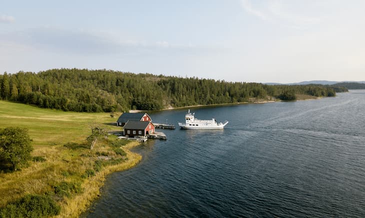 Angöringsbryggan på Östra Strängön med båtplats och semafor där färjan M/F Ulvön lägger till.