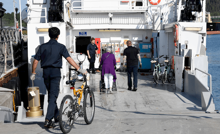 En cykel körs ombord på m/f Ulvön. 